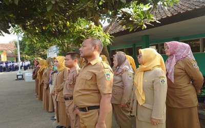 Upacara Bendera yang Khidmat dan Penyampaian SENANDUNG